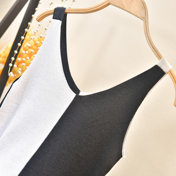 Divu toņu sieviešu topiņš no plānas adījuma ar platām lencēm