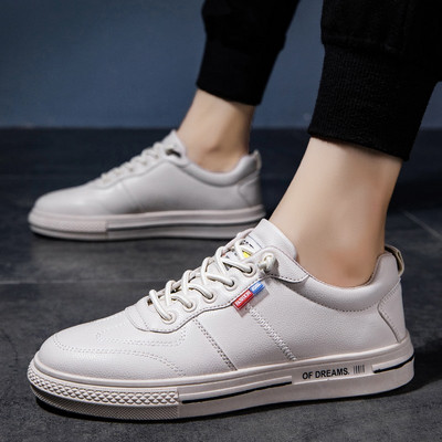 Paprasto modelio odiniai sportbačiai su kaklaraiščiais