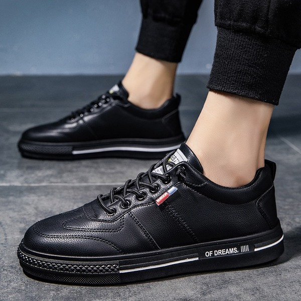 Paprasto modelio odiniai sportbačiai su kaklaraiščiais