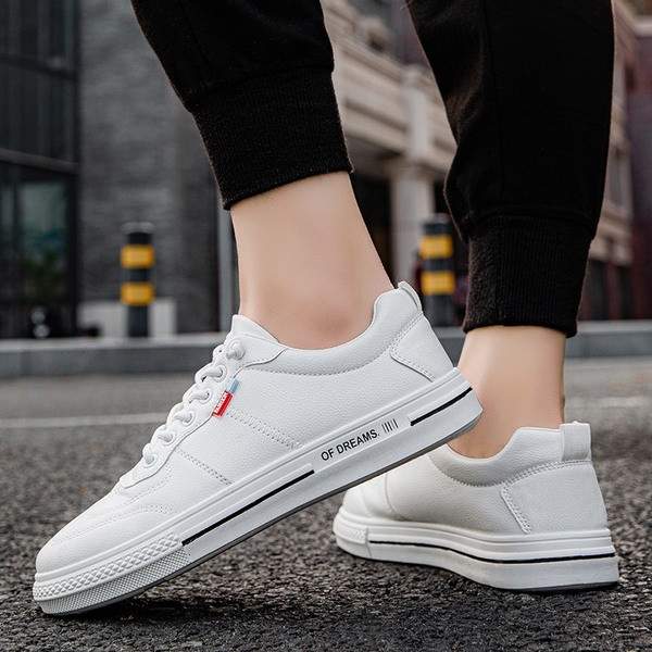 Paprasto modelio odiniai sportbačiai su kaklaraiščiais