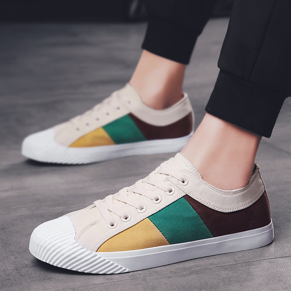 Jauns vasaras kedu modelis no tekstila un plakanas zoles