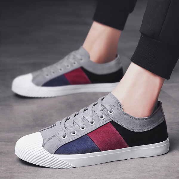 Jauns vasaras kedu modelis no tekstila un plakanas zoles