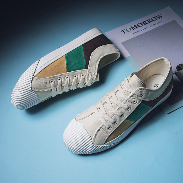 Jauns vasaras kedu modelis no tekstila un plakanas zoles