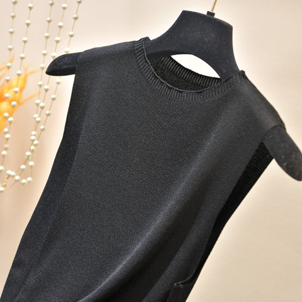 Vékony kötésből készült, hétköznapi női felső ovális nyakkivágással és széles pántokkal