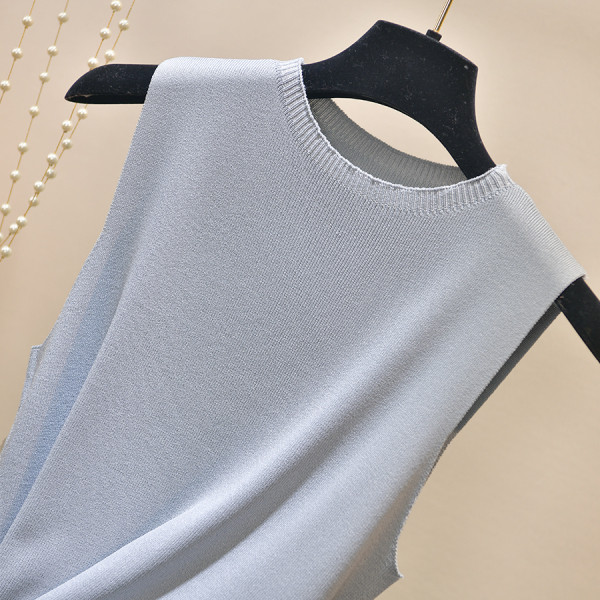 Vékony kötésből készült, hétköznapi női felső ovális nyakkivágással és széles pántokkal