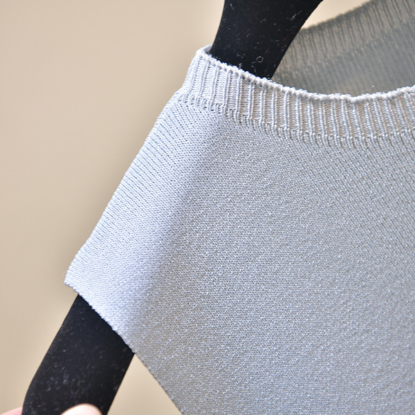 Vékony kötésből készült, hétköznapi női felső ovális nyakkivágással és széles pántokkal