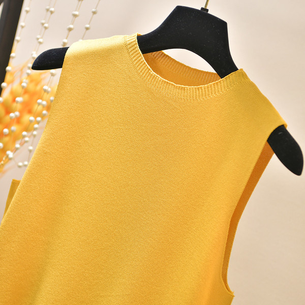 Vékony kötésből készült, hétköznapi női felső ovális nyakkivágással és széles pántokkal