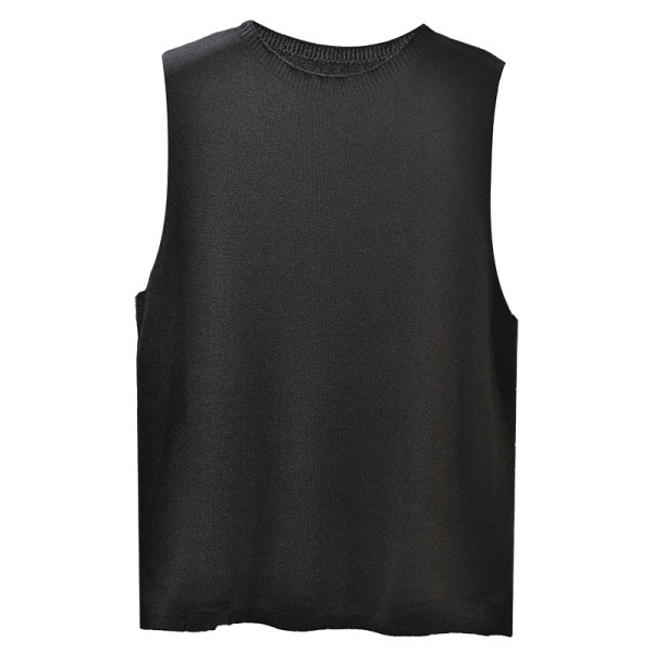 Vékony kötésből készült, hétköznapi női felső ovális nyakkivágással és széles pántokkal