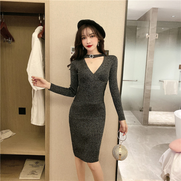 Stílusos női ruha hosszú ujjal és V-nyakkal