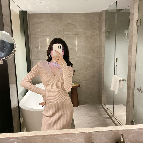 Stílusos női ruha hosszú ujjal és V-nyakkal