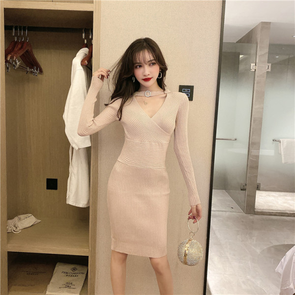 Stílusos női ruha hosszú ujjal és V-nyakkal