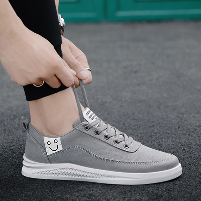 Paprasti zomšiniai sportbačiai su raišteliais