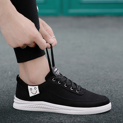 Paprasti zomšiniai sportbačiai su raišteliais