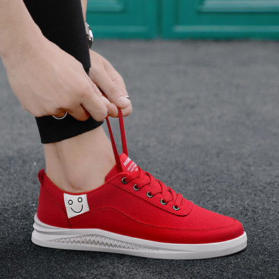 Paprasti zomšiniai sportbačiai su raišteliais