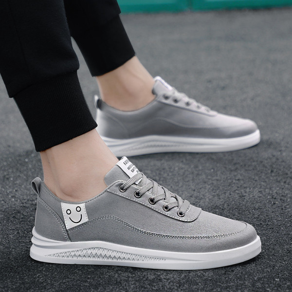 Paprasti zomšiniai sportbačiai su raišteliais