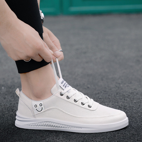 Paprasti zomšiniai sportbačiai su raišteliais