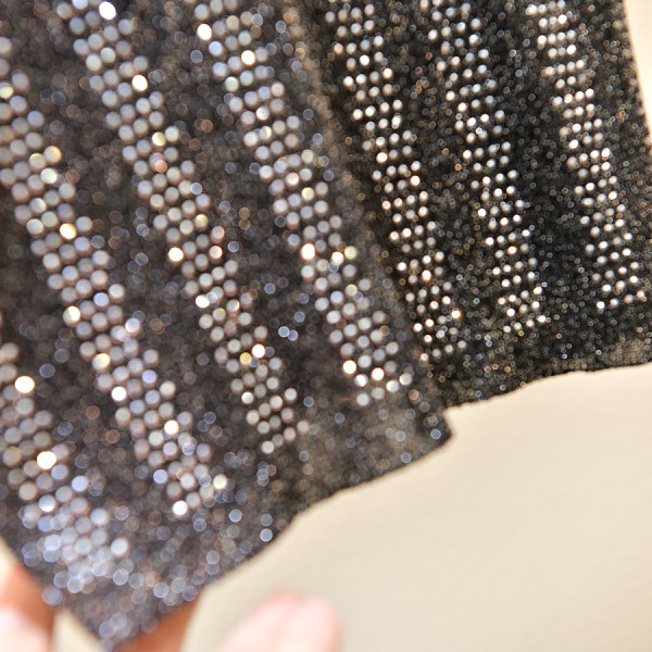 Modern női felső V-nyakkal, fényes hatással és kövekkel