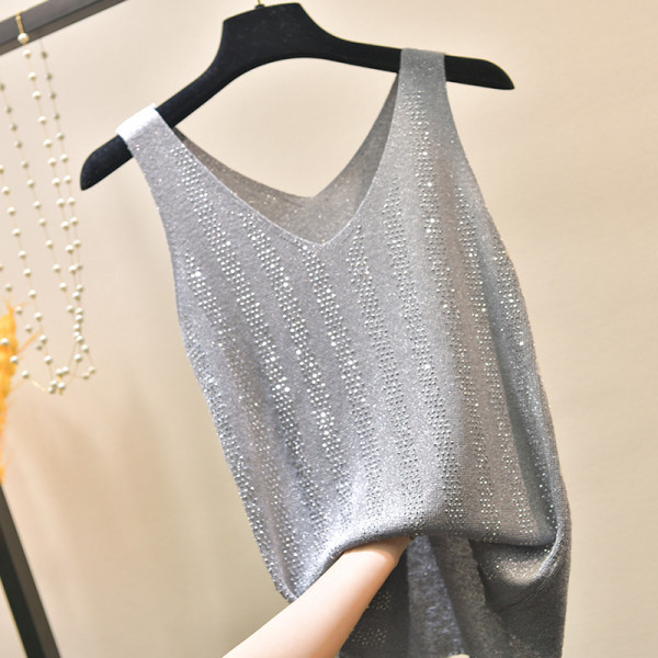 Modern női felső V-nyakkal, fényes hatással és kövekkel