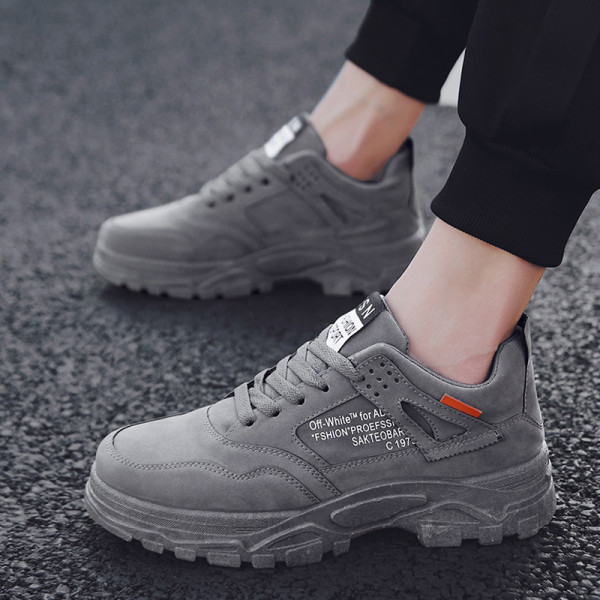 Zomšiniai vyriški sportbačiai grubiu padu ir raišteliais