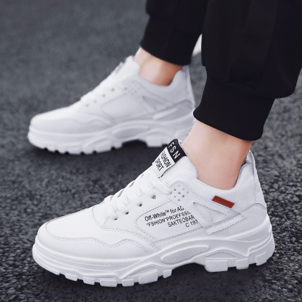 Zomšiniai vyriški sportbačiai grubiu padu ir raišteliais