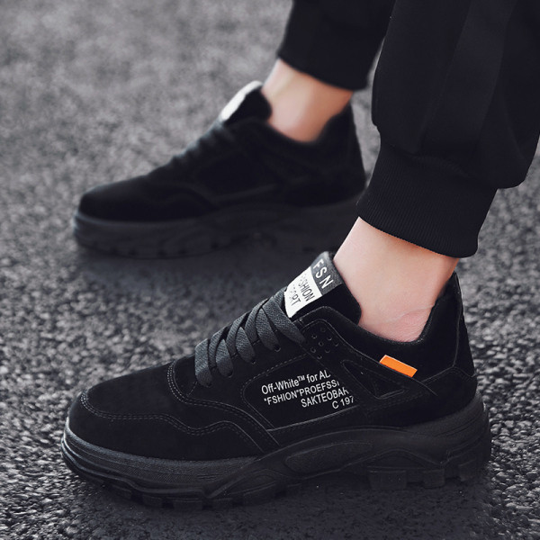 Zomšiniai vyriški sportbačiai grubiu padu ir raišteliais