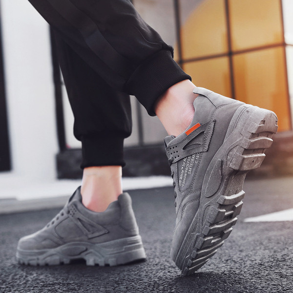 Zomšiniai vyriški sportbačiai grubiu padu ir raišteliais