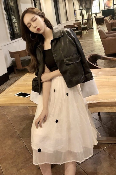 Női bőrdzseki gombokkal és zsebekkel