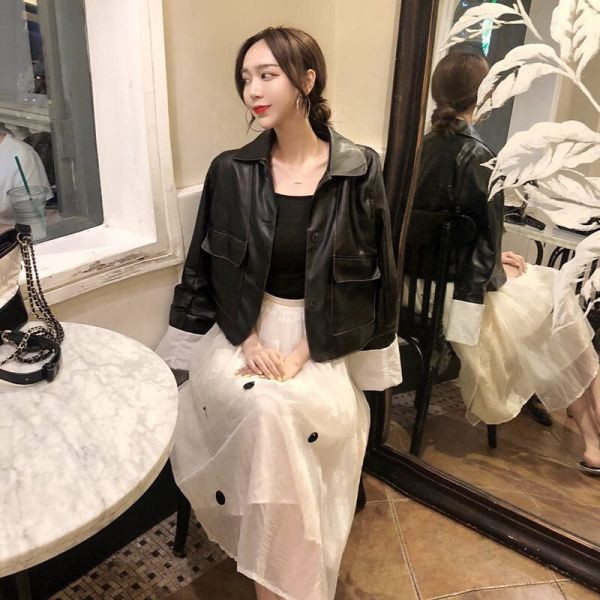 Női bőrdzseki gombokkal és zsebekkel