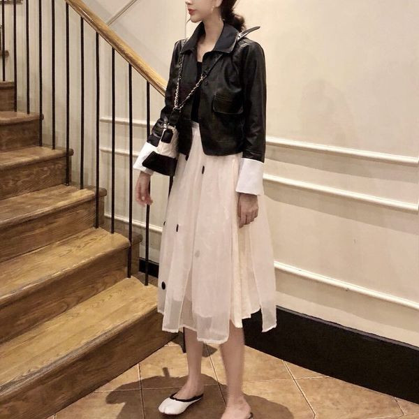 Női bőrdzseki gombokkal és zsebekkel