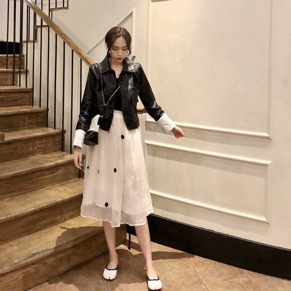 Női bőrdzseki gombokkal és zsebekkel