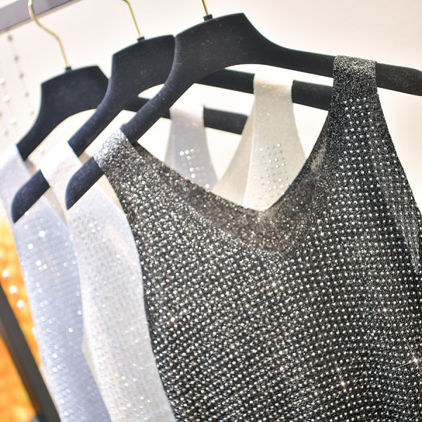 Aktuális női felső V-nyakkal és széles pántokkal