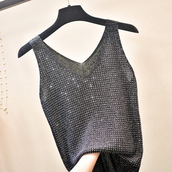 Aktuális női felső V-nyakkal és széles pántokkal