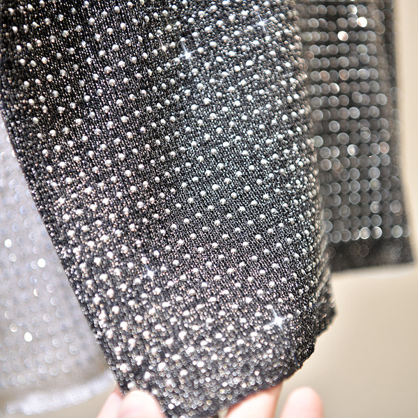 Aktuális női felső V-nyakkal és széles pántokkal