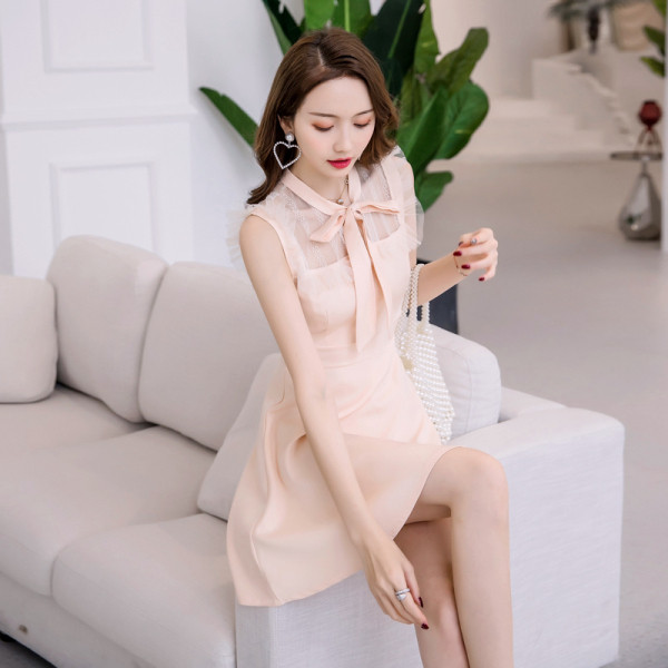 Stilīgs sieviešu kleitas piegriezuma modelis ar saitēm