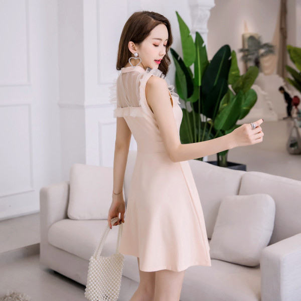 Stilīgs sieviešu kleitas piegriezuma modelis ar saitēm