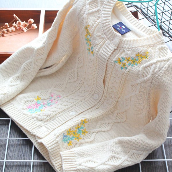 Mūsdienīga bērnu veste ar ovālu kakla izgriezumu un izšuvumu meitenēm