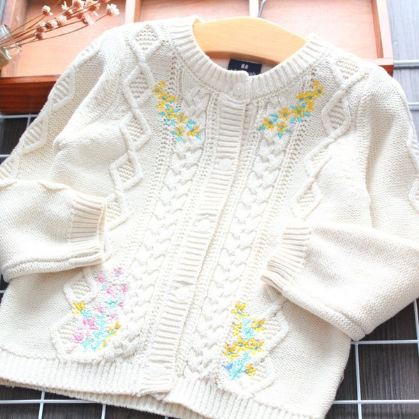 Mūsdienīga bērnu veste ar ovālu kakla izgriezumu un izšuvumu meitenēm