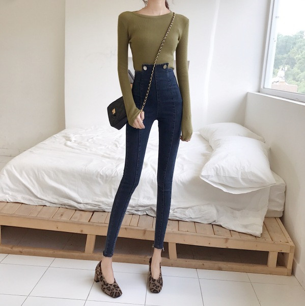 Blugi de dama mulat cu talie inalta si elemente metalice