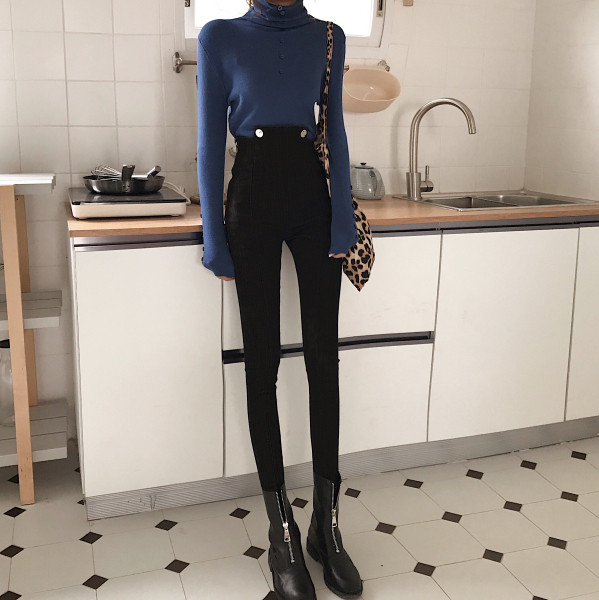 Blugi de dama mulat cu talie inalta si elemente metalice