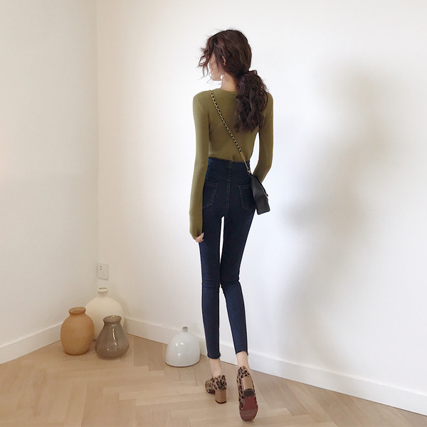 Blugi de dama mulat cu talie inalta si elemente metalice