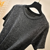 Stilingi moteriški marškinėliai su ovalia iškirpte ir blizgiu efektu