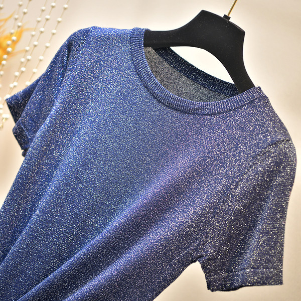 Stilingi moteriški marškinėliai su ovalia iškirpte ir blizgiu efektu