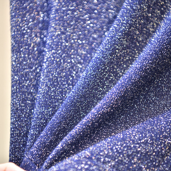 Stilingi moteriški marškinėliai su ovalia iškirpte ir blizgiu efektu