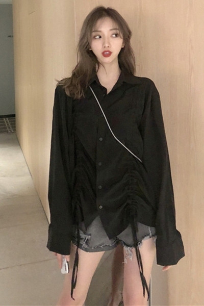 Széles női ing gombokkal és nyakkendőkkel