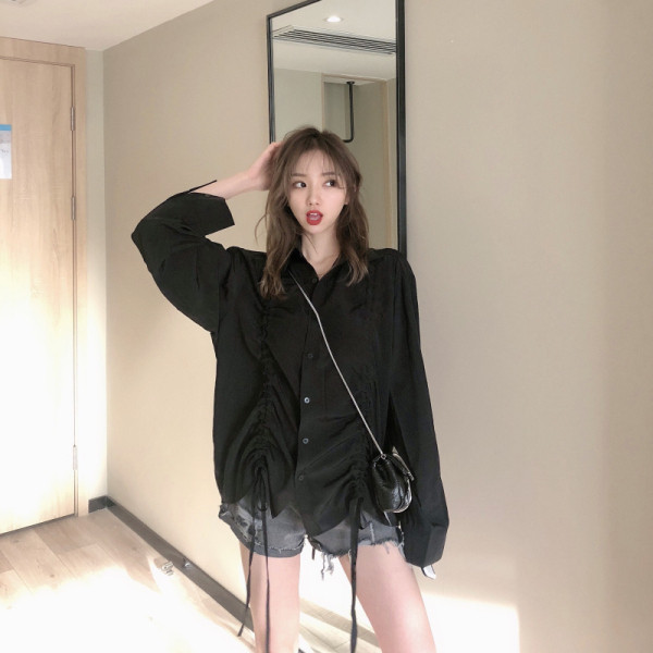 Széles női ing gombokkal és nyakkendőkkel