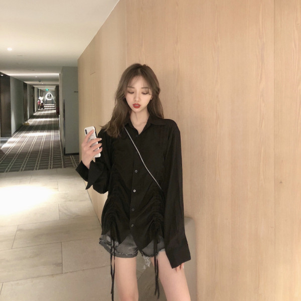 Széles női ing gombokkal és nyakkendőkkel