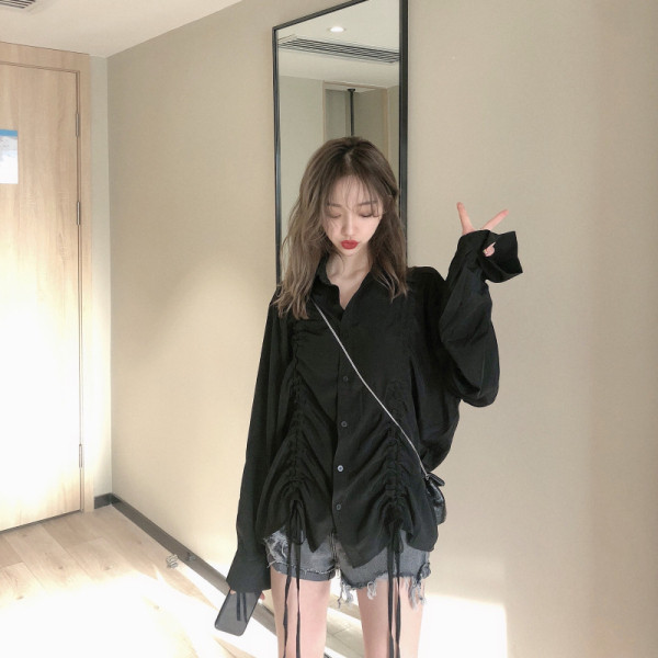 Széles női ing gombokkal és nyakkendőkkel