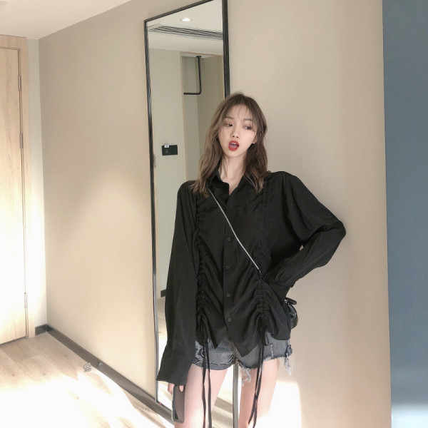 Széles női ing gombokkal és nyakkendőkkel