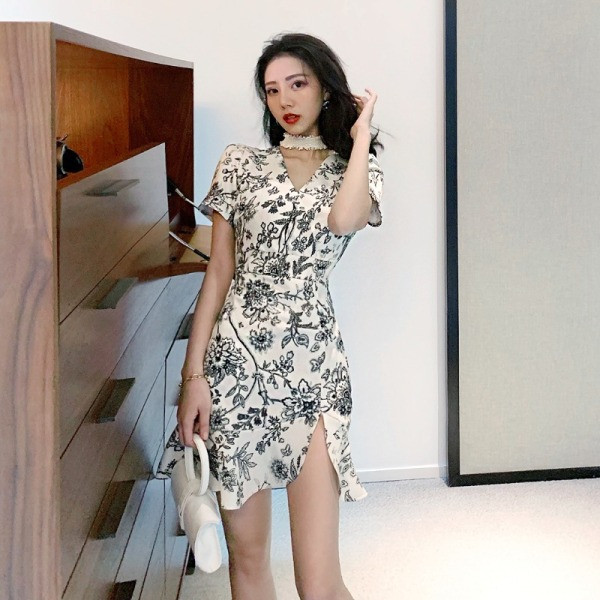 Moderna sieviešu kleita ar šķēlumu un ziedu motīviem