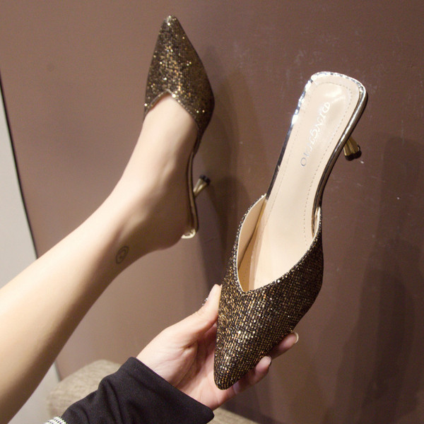 Női modern papucs hegyes modell fényes hatással